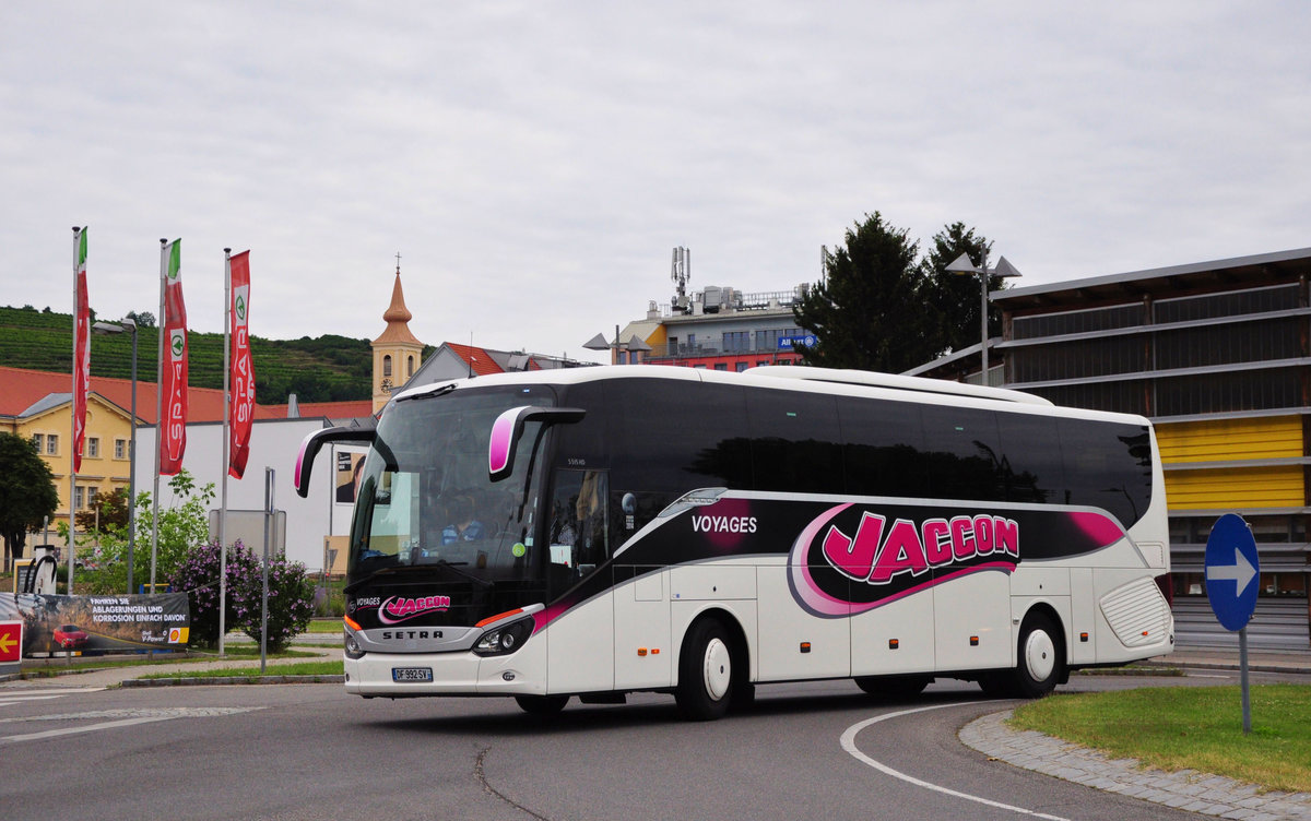 Setra 515 HD von Jaccon Reisen aus Frankreich in Krems gesehen.