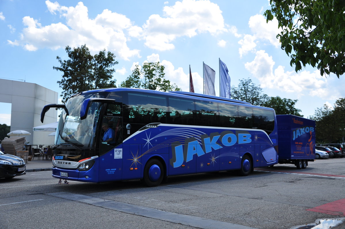 Setra 515 HD von Jakob Reisen aus der BRD mit Radanhnger in Krems gesehen.