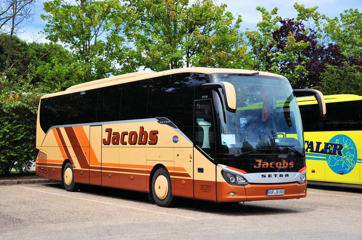 Setra 515 HD vom Reisedienst JACOBS aus der BRD in Krems gesehen.