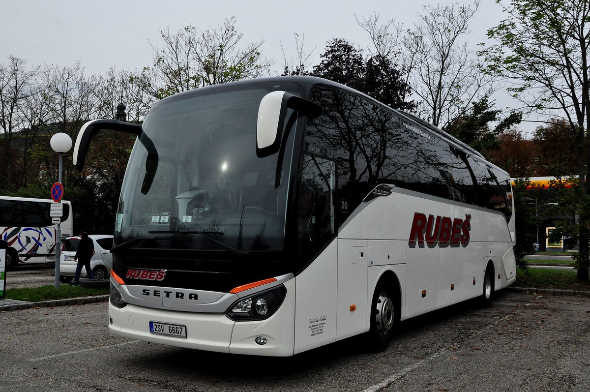 Setra 515 HD von Rubes aus der CZ in Krems gesehen.