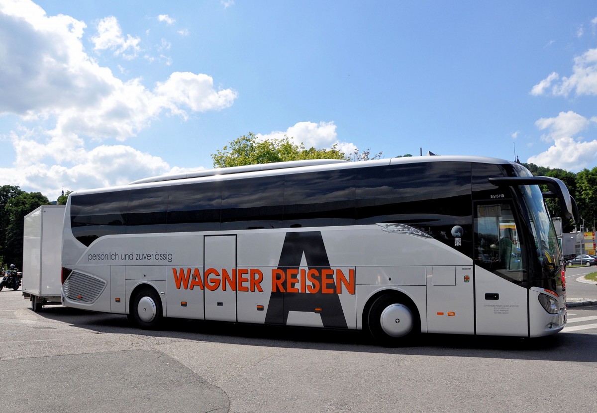 Setra 515 HD von Wagner Reisen aus der BRD (mit Radanhnger) im Juni 2015 in Krems gesehen.