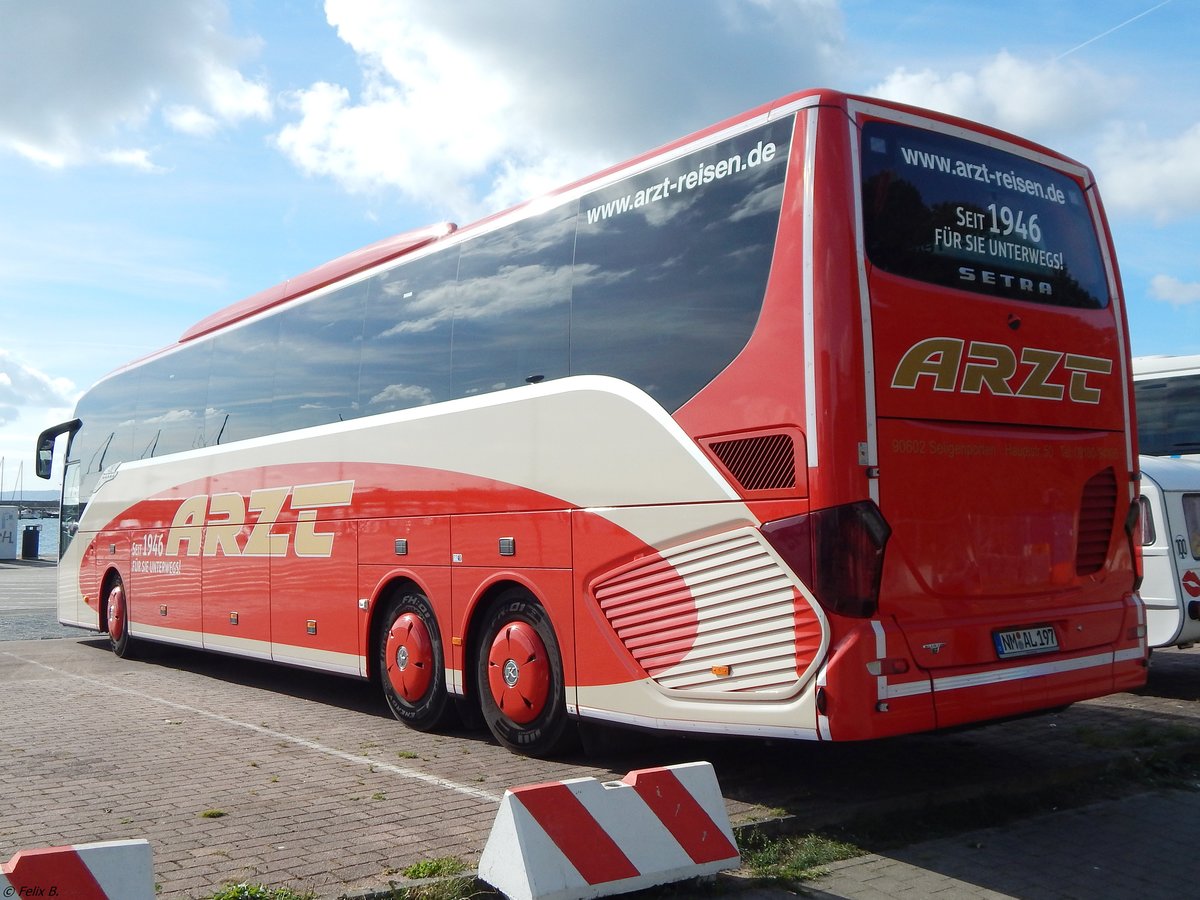 Setra 516 HD von Arzt aus Deutschland im Stadthafen Sassnitz. 