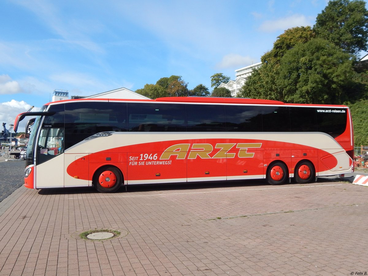 Setra 516 HD von Arzt aus Deutschland im Stadthafen Sassnitz. 