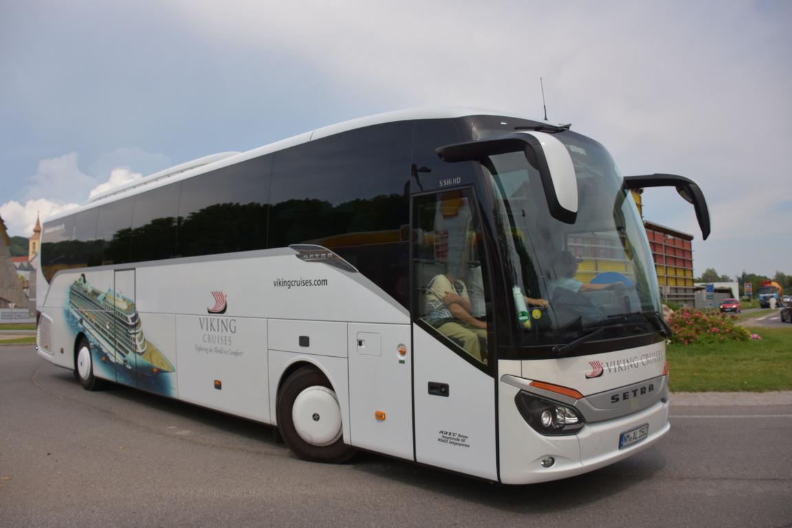 Setra 516 HD von Arzt Reisen aus der BRD 2018 in Krems.