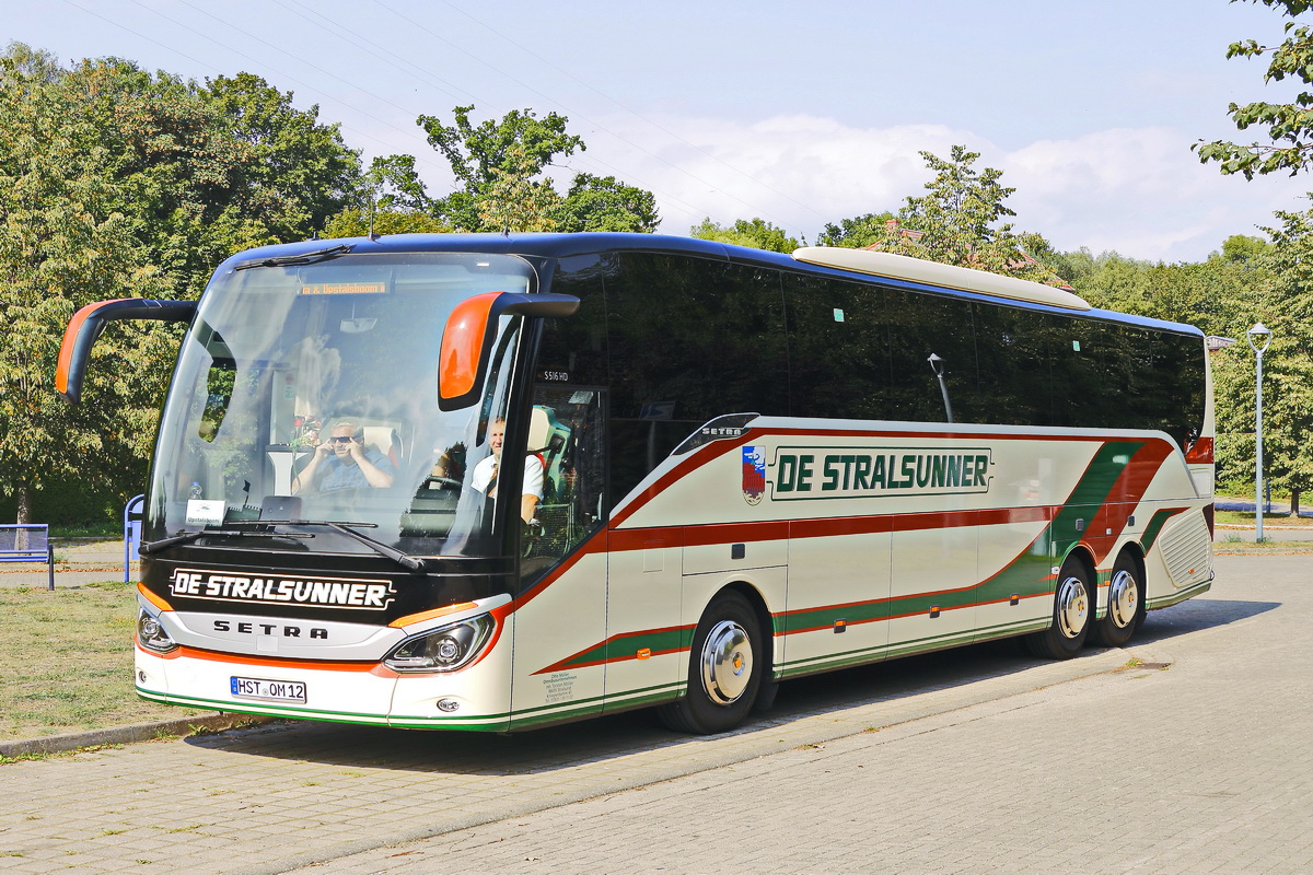 Setra 516 HD des De Stralsunner steht im Parkbereich von Karnin am 30. August 2019.