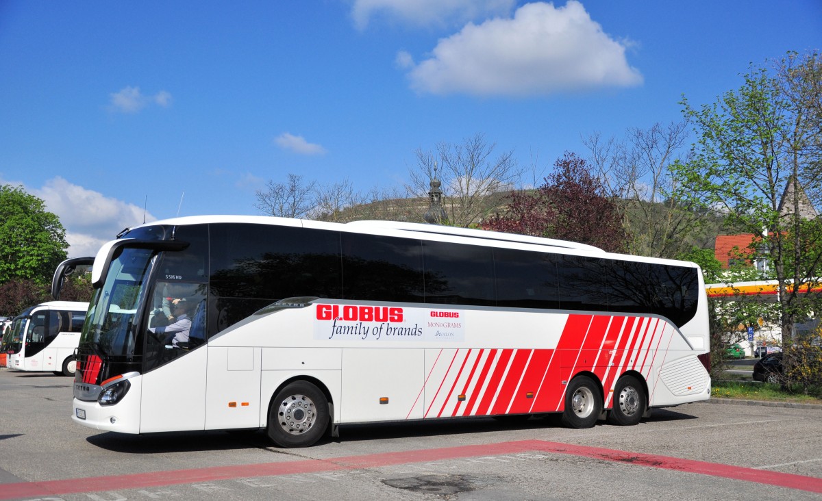 Setra 516 HD von Globus aus Polen am 18.4.2015 in Krems.