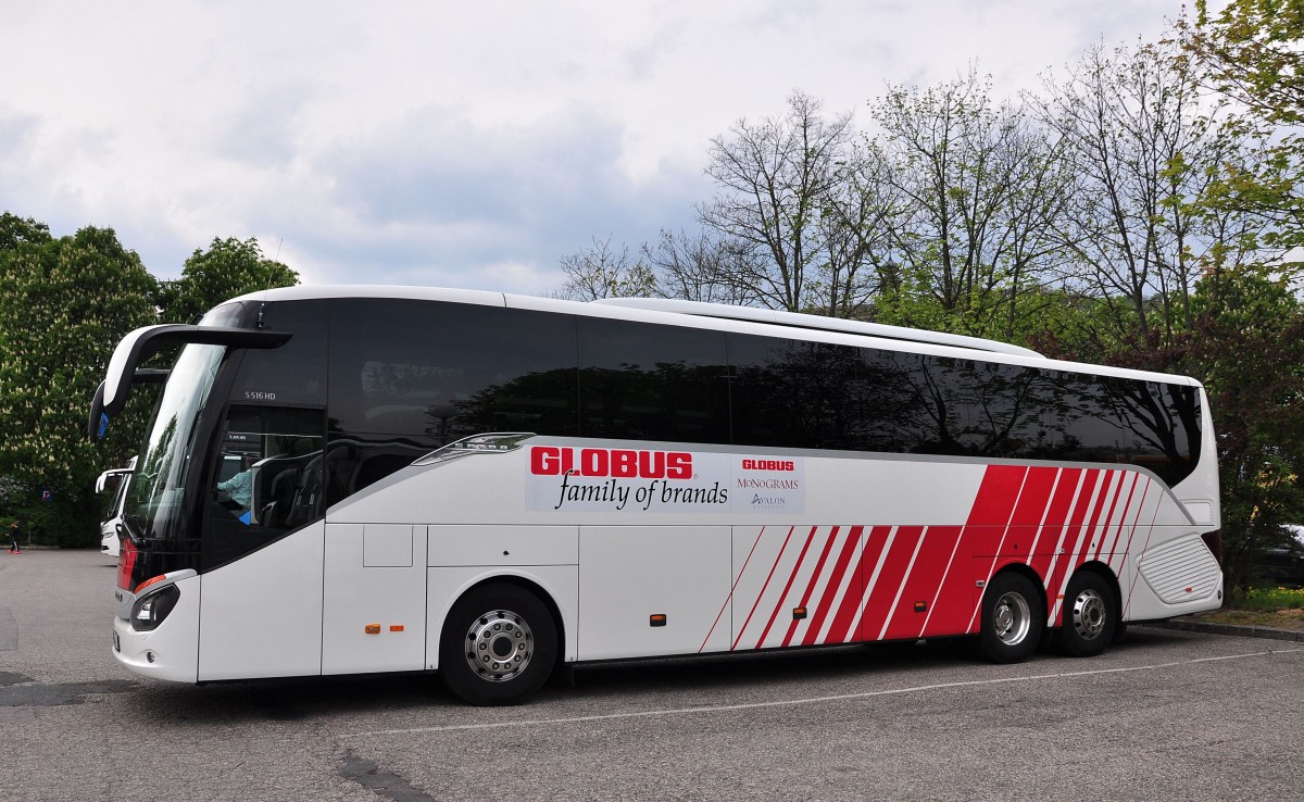 Setra 516 HD von Globus aus Polen am 30.4.2015 in Krems.