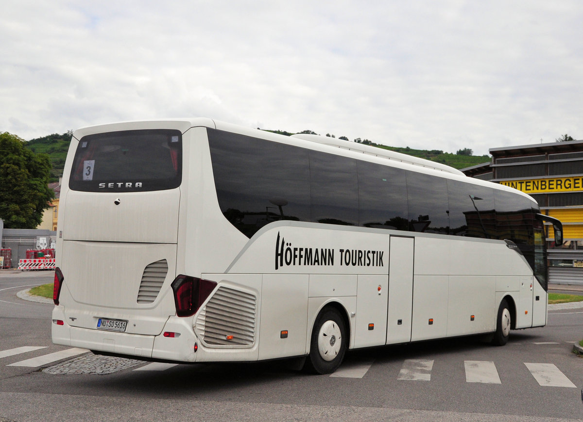 Setra 516 HD von der Hffmann Touristik aus der BRD in Krems gesehen.