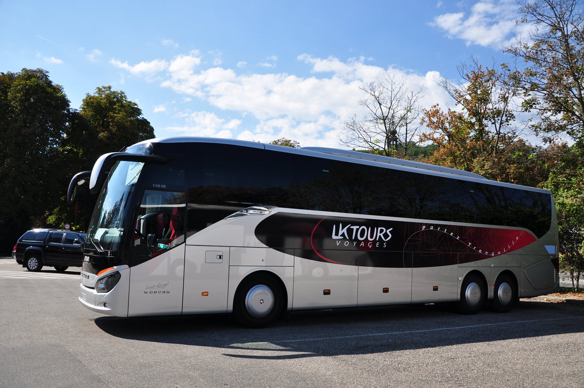 Setra 516 HD von LK Tours aus Frankreich in Krems gesehen.