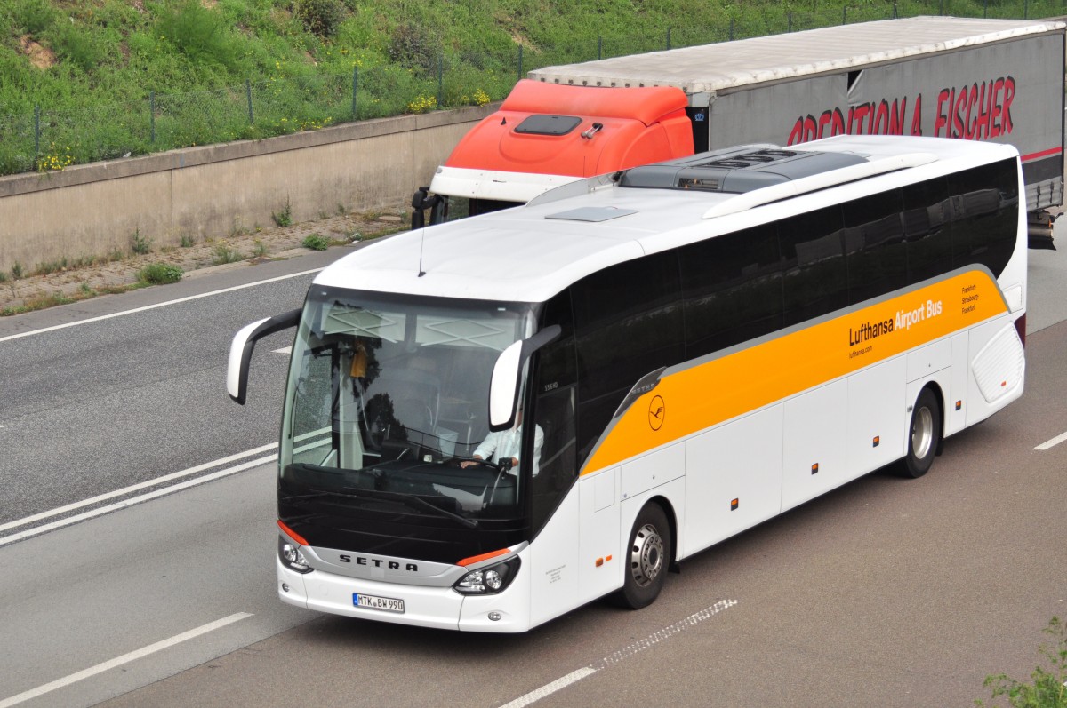 SETRA 516 HD /Lufthansa Airport Bus am 26.9.2013 beim Airport FRA/Main auf der A5 unterwegs.