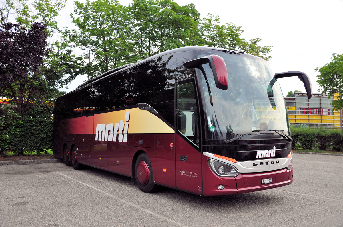 Setra 516 HD von Marti Reisen aus der Schweiz in Krems gesehen.