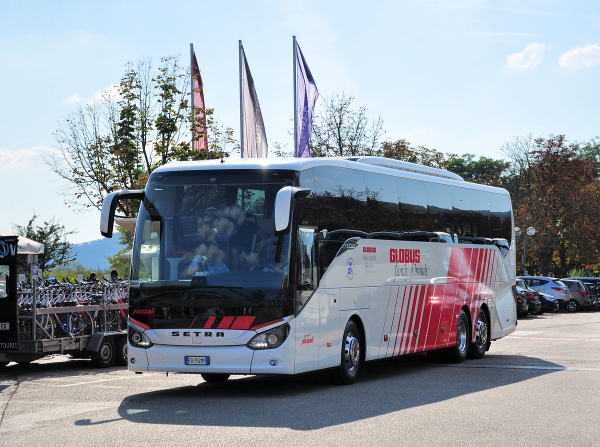 Setra 516 HD von PIAZZOLI aus Italien in Krems gesehen.