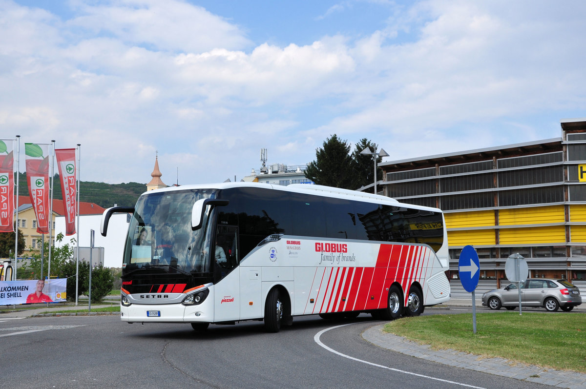 Setra 516 HD von PIAZZOLI aus Italien in Krems gesehen.