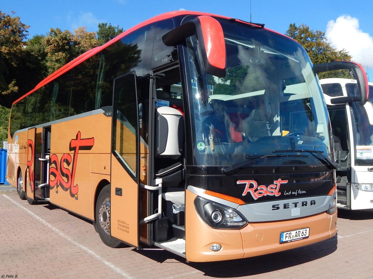 Setra 516 HD von Rast aus Deutschland im Stadthafen Sassnitz.