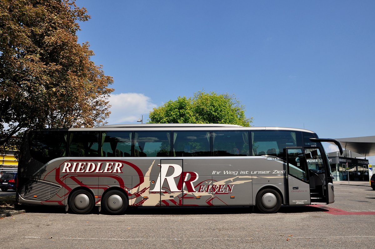 Setra 516 HD von Riedler Reisen aus sterreich in Krems gesehen.