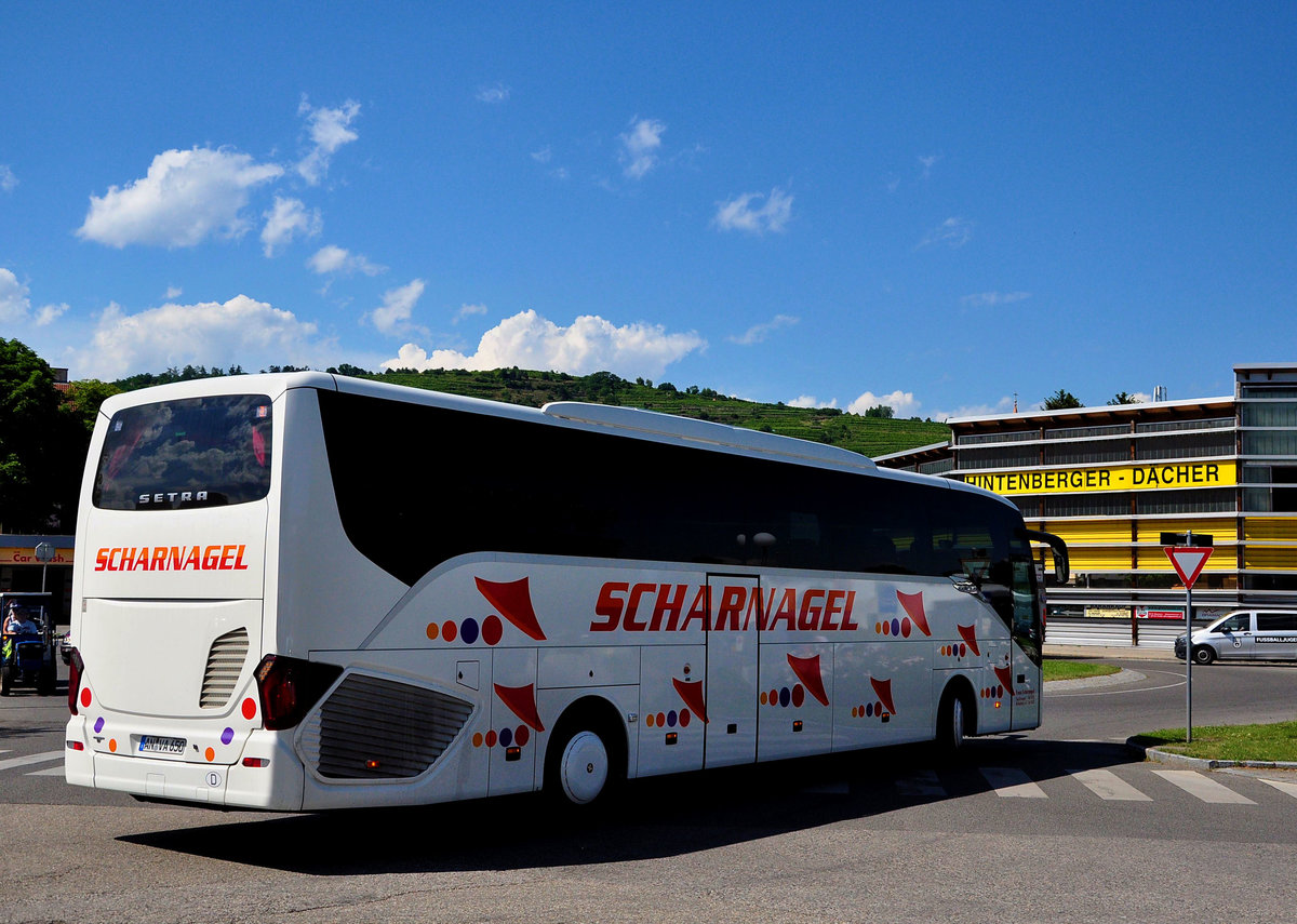 Setra 516 HD von Scharnagel Reisen aus der BRD in Krems gesehen.