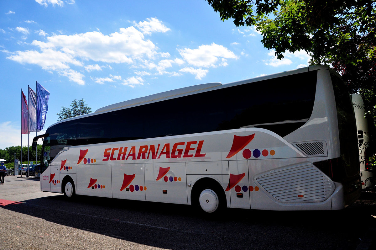 Setra 516 HD von Scharnagel Reisen aus der BRD in Krems gesehen.