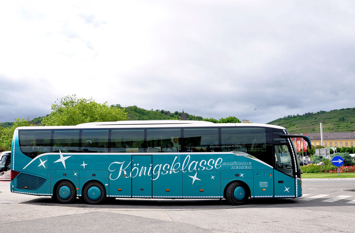 Setra 516 HD von Schrnig Reisen aus der BRD in Krems gesehen.