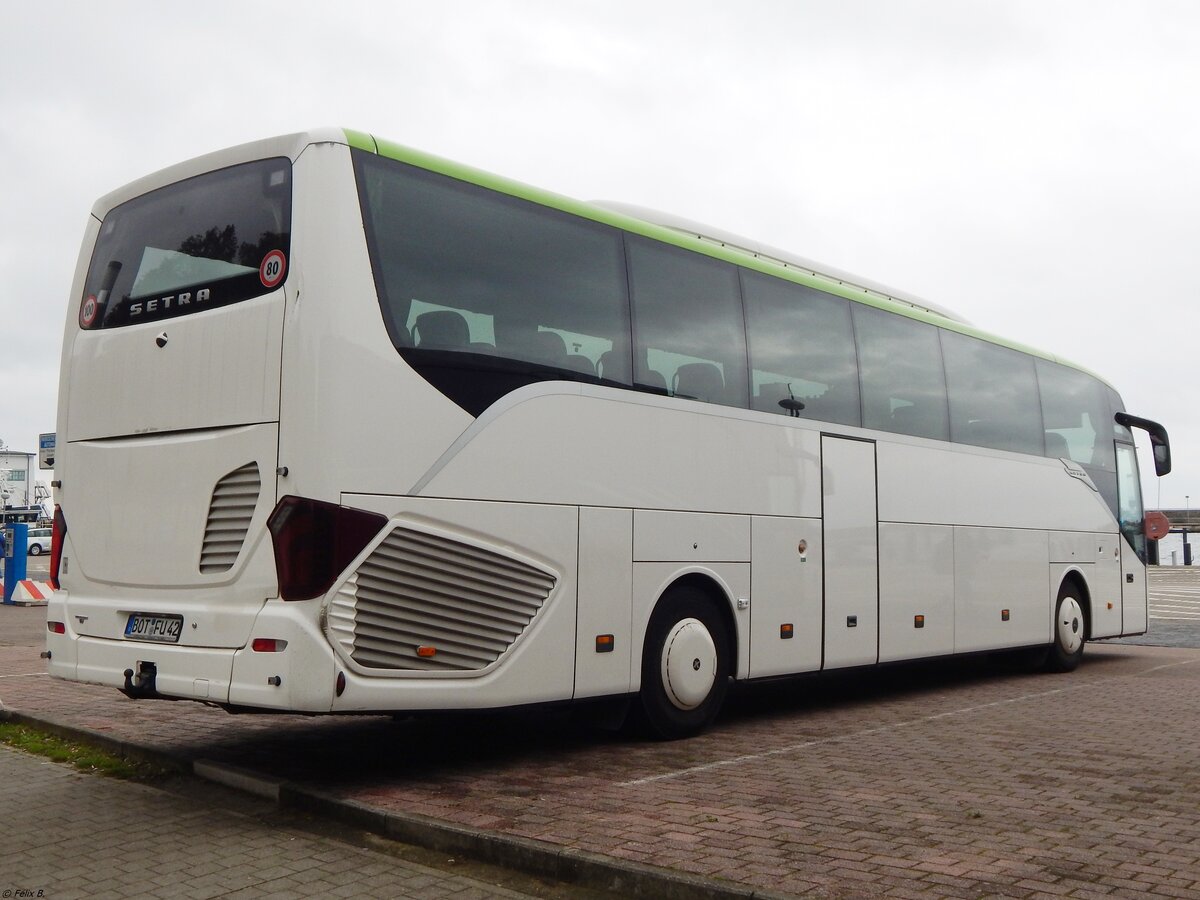 Setra 516 HD von Urban aus Deutschland im Stadthafen Sassnitz.