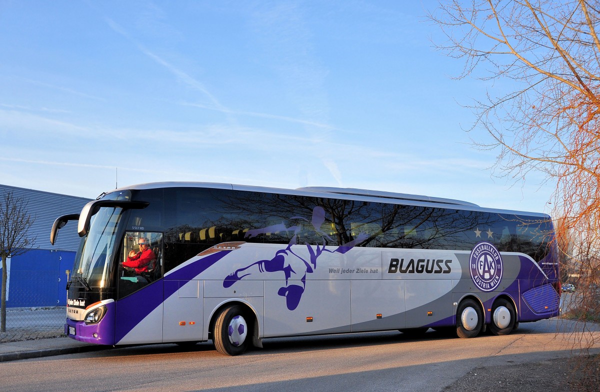 SETRA 517 HD von BLAGUSS Reisen aus Wien,Mannschaftsbus des FC Austria Wien,Krems,11.3.2014.Man beachte die vorderen Radzierkappen!
Liebe Grüße an den Fahrer und Dank für Fotogenehmigung.