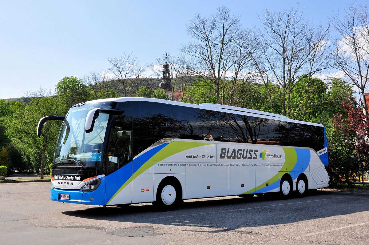 Setra 517 HD von Blaguss Reisen aus Wien am 24.4.2015 in Krems.