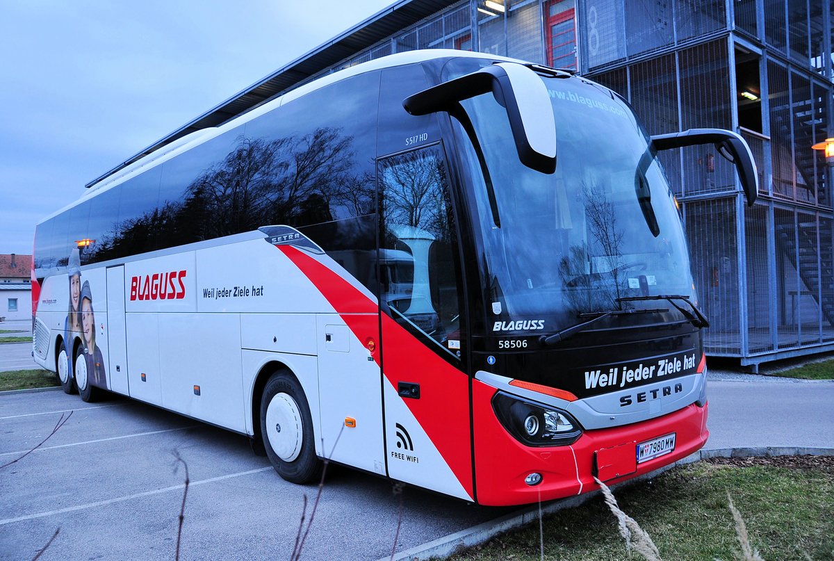Setra 517 HD von Blaguss Reisen aus Wien in Krems gesehen.