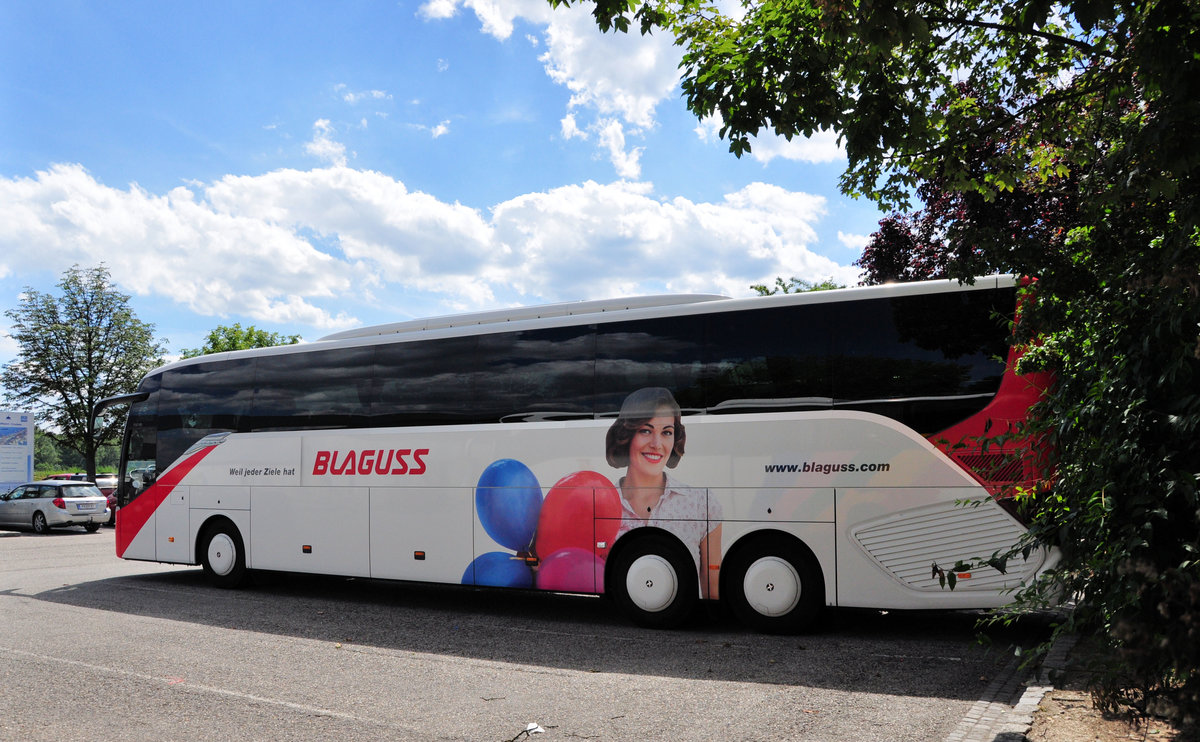 Setra 517 HD von Blaguss Reisen aus Wien in Krems gesehen.