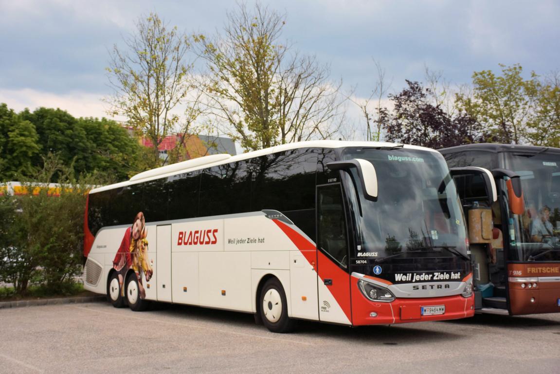 Setra 517 HD von Blaguss Reisen aus Wien 2018 in Krems gesehen.