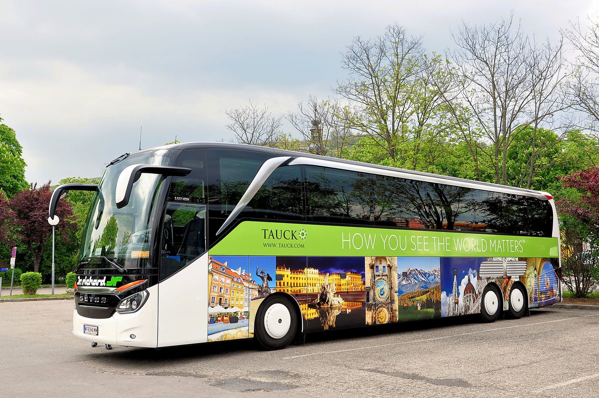 Setra 517 HD von Dr. Richard aus Wien in Krems gesehen.