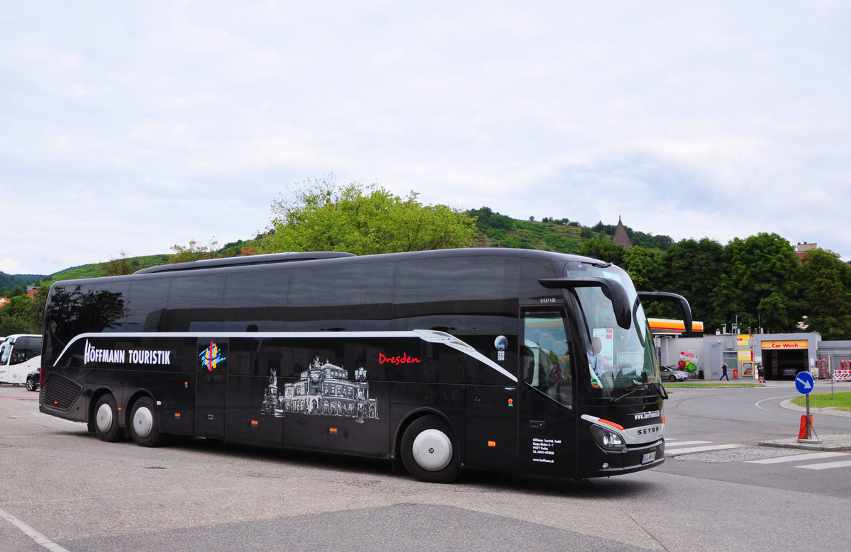 Setra 517 HD (Dresden) von der Hffmann Touristik aus der BRD in Krems gesehen.