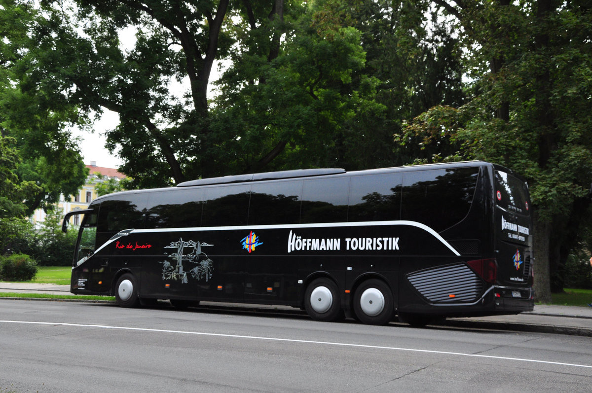 Setra 517 HD  Dresden  von Hffmann Reisen aus der BRD in Krems gesehen.