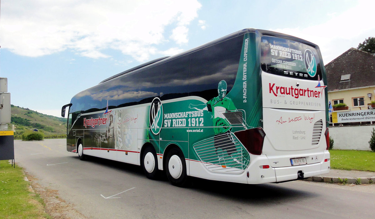 Setra 517 HD von Krautgartner Reisen aus Ried/Obersterreich in Drnstein gesehen.Mannschaftsbus des SV Ried .