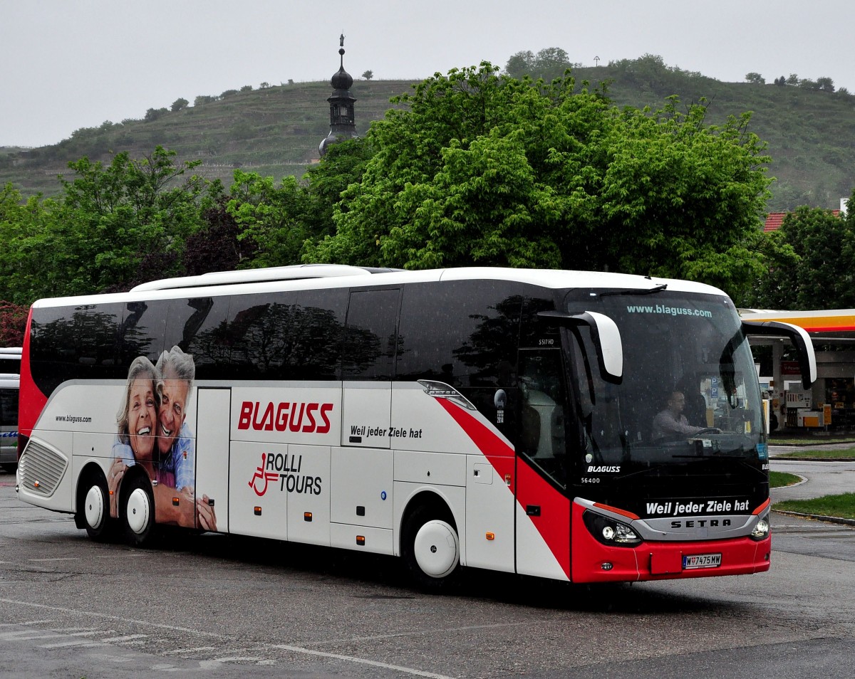 Setra 517 HD (Rolli Tours-Hydrauliklift fr Rollstuhlfahrer)von Blaguss Reisen aus Wien am 20.5.2015 in Krems.