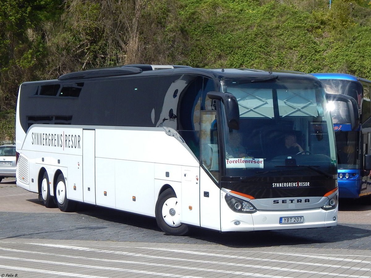 Setra 517 HD von Synnergrens Resor aus Schweden im Stadthafen Sassnitz.