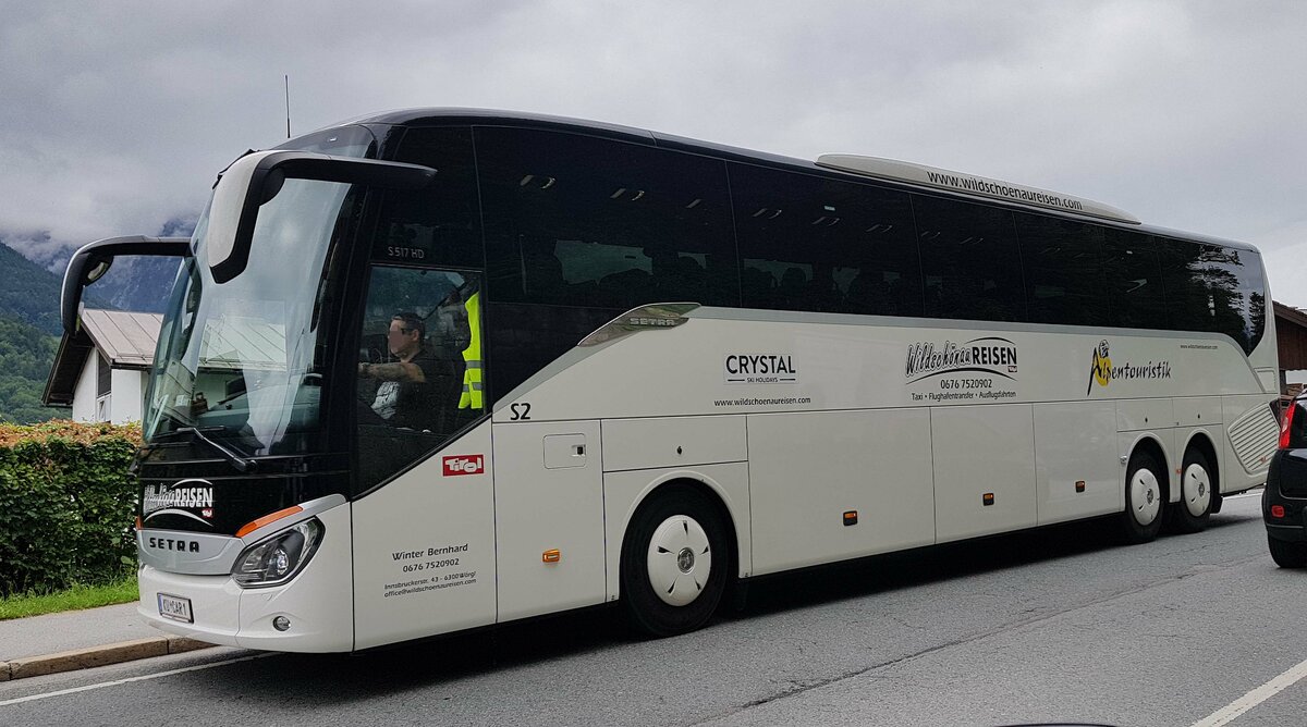 Setra 517 HD von WILDSCHNAU-Reisen steht im Juni 2022 am Obersalzberg