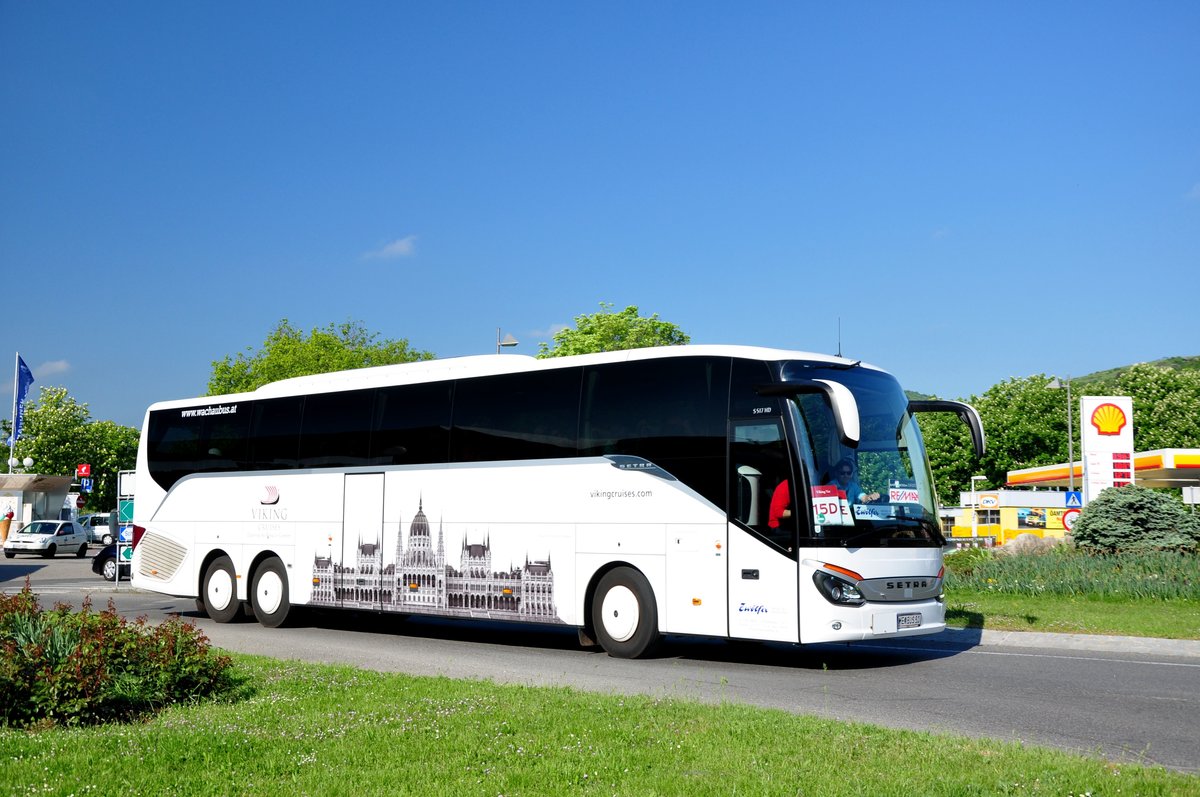 Setra 517 HD von Zwlfer Reisen aus Niedersterreich in Krems gesehen.