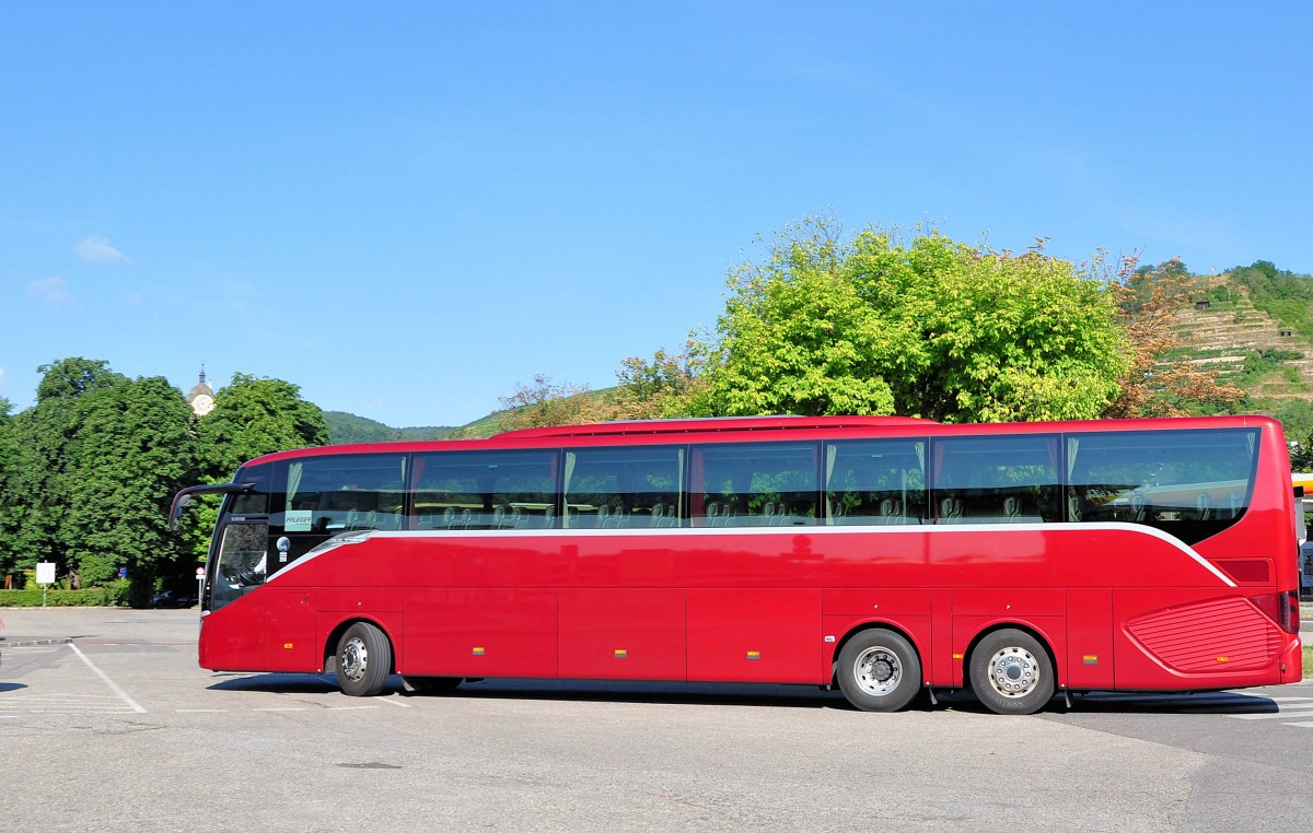 Setra 519 HD,EVOBUS,unterwegs fr`s Reisebro Pfleger/Mitterbauer aus sterreich am 13.7.2015 in Krems.
Lnge 14,945 Meter,Motor OM 470 EuroVI, 6 Zylinder Reihenmotoe stehend eingebaut,315 Kw,Hubraum 10.766 ccm
Mehr Bilder vom  superlangen  Setra 519 HD auf meiner Webseite  www.bus-bahn-truck.at unter   Setra .