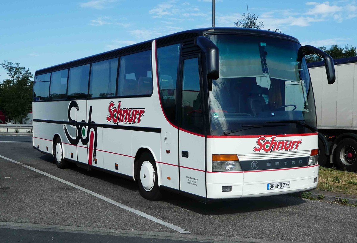 Setra des Busunternehmens SCHNURR, gesehen auf einem Rastplatz an der A 3 im Juli 2017