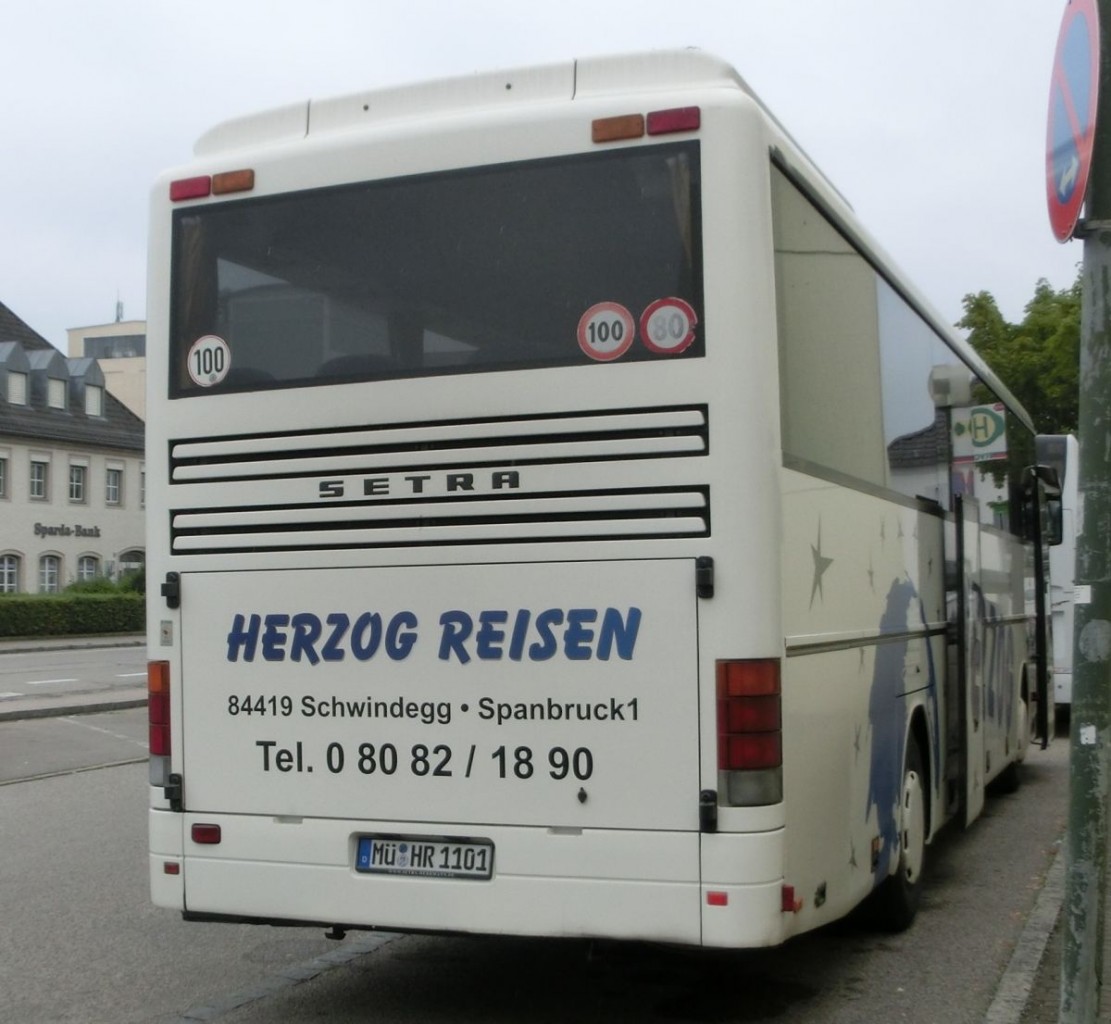 Setra S 315 GT-HD von Herzog Reisen aus Spanbruck bei Schwindegg. Da es sich um die Faceliftvariante handelt, ist er aus dem Bauzeitraum 2002-2004. Als Reisebus ist er selbstverständlich mit TV-Anlage, Bordküche und Toilette sowie mit 48+2 Setra-Schlafsesseln vom Modell 'Top' ausgestattet. Angetrieben wird er von dem stehend eingebauten Reihensechszylinder MB OM 457 LA und von dem MB-Sechsgang-Schaltgetriebe GO 190-6.
Ablichten konnte ich ihn am 28. 8. 2013 vor dem Mühldorfer Bahnhof, als er auf einem Schienenersatzverkehr zwischen Mühldorf und Dorfen (Bahnstrecke Mühldorf - München) eingesetzt wurde.