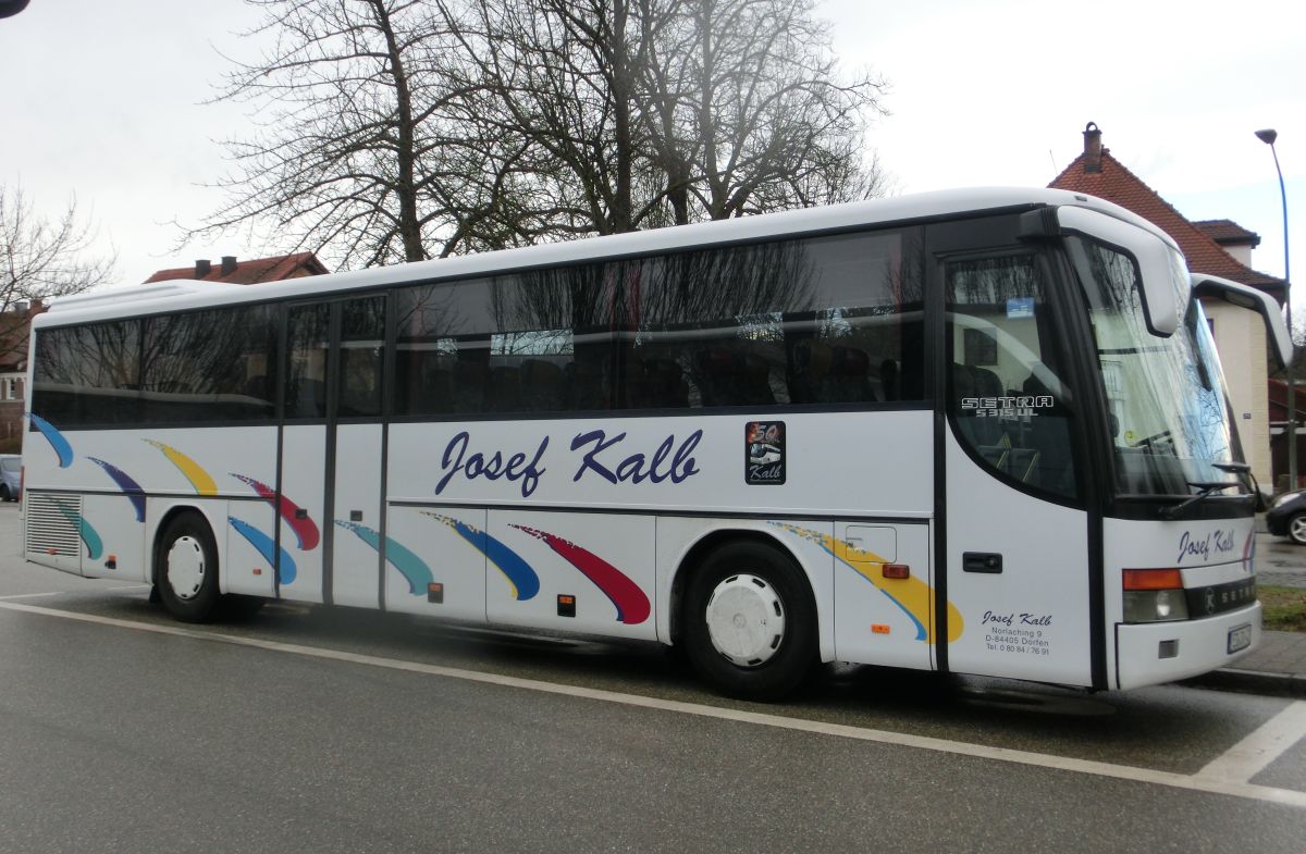 Setra S 315 UL-GT von Josef Kalb aus Norlaching bei Dorfen. Zwar handelt es sich noch um ein Vorfacelift-Exemplar, jedoch schon um eines mit Euro-3-Motor. Der Bus ist Jahrgang 2001/2002 und inzwischen leider schon verkauft.
Zur Ausstattung gehören 51+2 Schlafsessel vom Modell 'Top' mit Lederkopfteil (mit kippbarer Sitzbank am Mitteleinstieg), montiert auf den 330 mm hohen Podesten, ein erhöhter Mittelgang (Innenboden auf dem Niveau der H/GT-Modelle), eine TV-Anlage mit zwei Monitoren sowie Rückfahrwarnsensoren. Der Antriebsstrang setzt sich aus einem Reihensechszylinder Typ MB OM 457 hLA mit 260 kW (354 PS) und einem Sechsgang-Schaltgetriebe Typ MB GO 190-6 zusammen.
Diese Aufnahme entstand am 2. 4. 2015 am Bahnhof in Ampfing, als der Bus auf einem Schienenersatzverkehr auf dem Abschnitt Mühldorf - Ampfing der Bahnstrecke Mühldorf - München zum Einsatz kam.