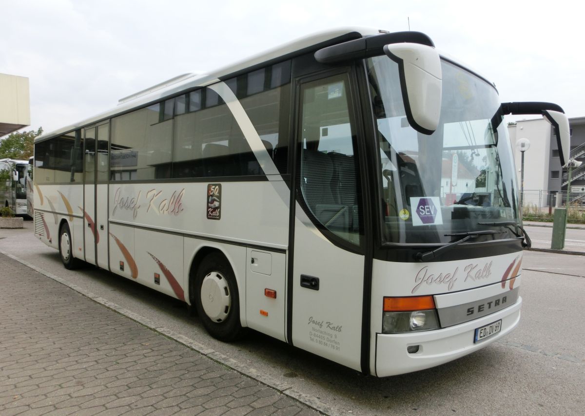 Setra S 315 UL-GT von Josef Kalb aus Norlaching bei Dorfen.
Der Kombibus aus der MultiClass 300, dessen Baujahr 2004 sein dürfte, wurde mit den Außenspiegeln der Baureihe 400 und mit der La Linea der TopClass 400 verziert. Zur Ausstattung gehören 51+2 Schlafsessel Modell Setra 'Top' mit Lederkopfteil, 330 mm hohe Podeste unter den Sitzen, ein erhöhter Mittelgang (Innenboden daher auf dem Niveau der H/GT-Modelle), eine TV-Anlage mit zwei Monitoren und Rückfahrwarnsensoren. Angetrieben wird das Fahrzeug mit einem Reihensechszylinder Typ MB OM 457 hLA (260 kW/354 PS) und einem Sechsgang-Schaltgetriebe, das ebenfalls von MB (Typ GO 190-6) geliefert wurde.
Die Aufnahme entstand am 28. 8. 2013 vor dem Bahnhof in Mühldorf/Inn, während der Bus auf einem den Abschnitt Mühldorf - Dorfen betreffenden Schienenersatzverkehr auf der Bahnstrecke Mühldorf - München eingesetzt wurde.