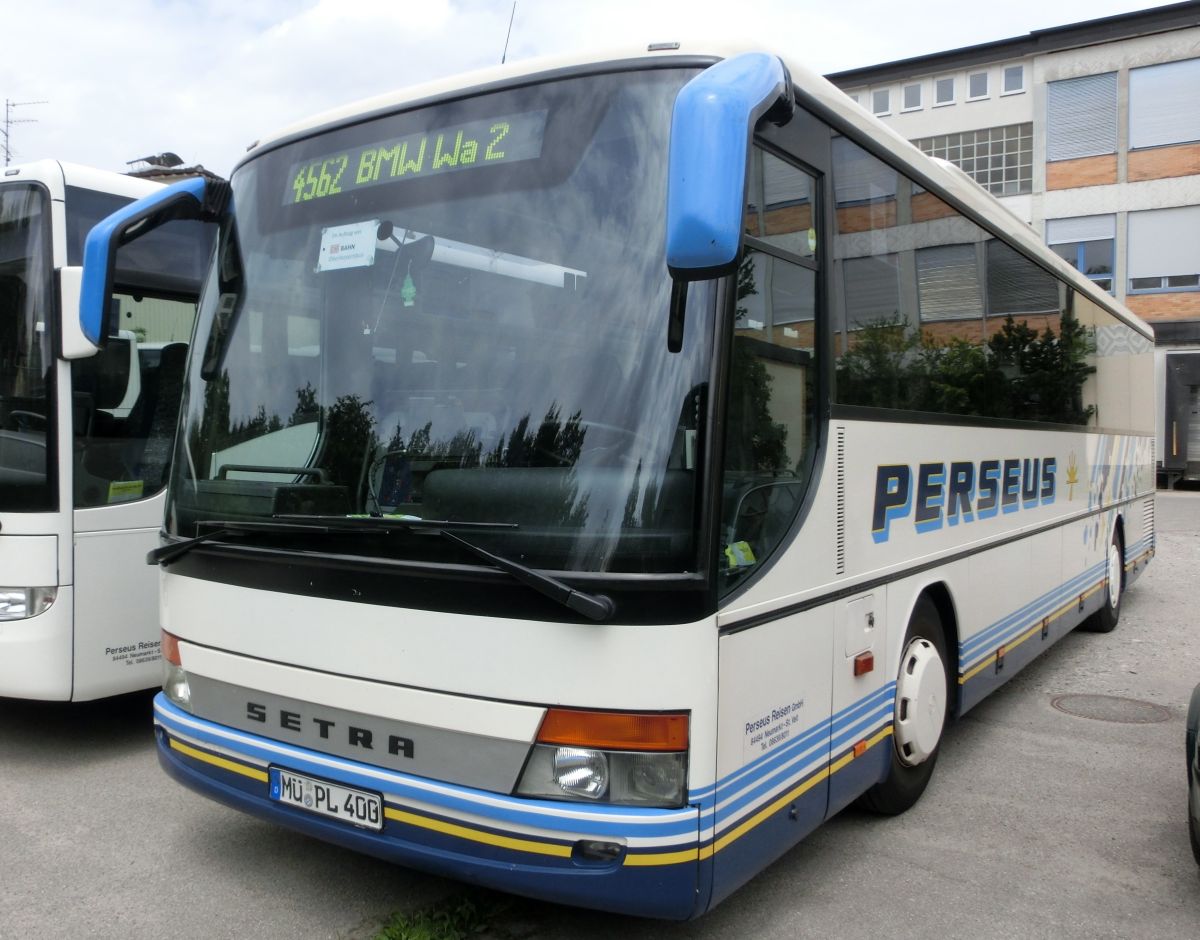 Setra S 315 UL-GT von Perseus-Reisen aus Neumarkt-St. Veit. Gebaut 2003, stand er bis Mitte 2014 (also gut 10 Jahre) bei Perseus im Einsatz. 51 Schlafsitze vom Modell Setra Top (mit kippbarer Sitzbank am Mitteleinstieg; 2 Reiseleitersitze möglich), angebracht auf den 230 mm hohen Podesten, sind in diesem Bus verbaut. LAWO-Matrix-Anzeigen vorne, rechts (je groß) und hinten (Liniennr.) gehören ebenfalls zur Ausstattung. Der Antrieb erfolgt mittels einem Reihensechszylinder Typ MB OM 457 hLA mit 260 kW (354 PS) und dem Sechsgang-Schaltgetriebe MB GO 190-6.
Hier wurde er am 21. 6. 2014 auf dem Waldkraiburger Abstellplatz von Perseus aufgenommen.