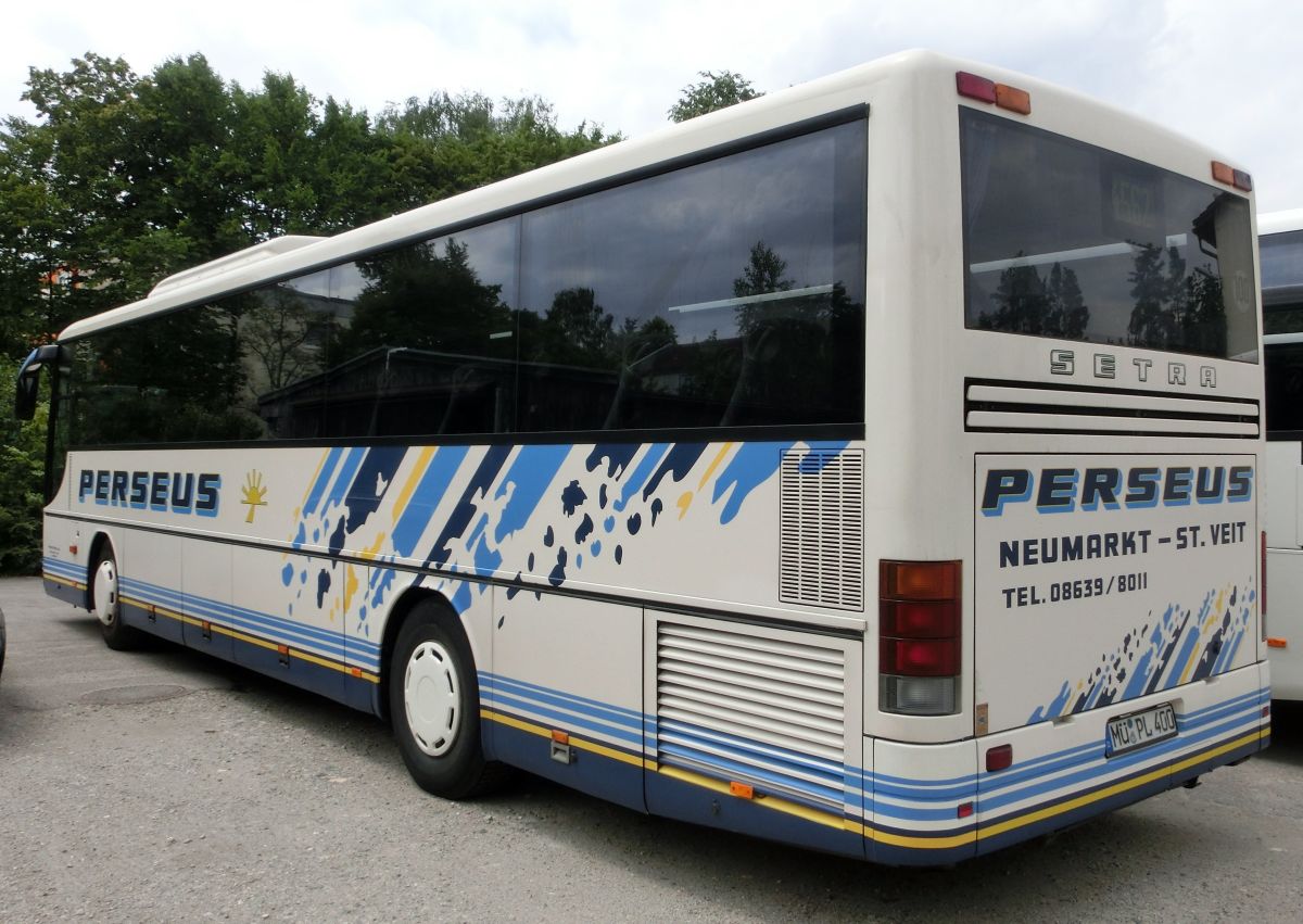 Setra S 315 UL-GT von Perseus-Reisen aus Neumarkt-St. Veit. Gebaut 2003, stand er bis Mitte 2014 (also gut 10 Jahre) bei Perseus im Einsatz. 51 Schlafsitze vom Modell Setra Top (mit kippbarer Sitzbank am Mitteleinstieg; 2 Reiseleitersitze möglich), angebracht auf den 230 mm hohen Podesten, sind in diesem Bus verbaut. LAWO-Matrix-Anzeigen vorne, rechts (je groß) und hinten (Liniennr.) gehören ebenfalls zur Ausstattung. Der Antrieb erfolgt mittels einem Reihensechszylinder Typ MB OM 457 hLA mit 260 kW (354 PS) und dem Sechsgang-Schaltgetriebe MB GO 190-6.
Hier wurde er am 21. 6. 2014 auf dem Waldkraiburger Abstellplatz von Perseus aufgenommen.