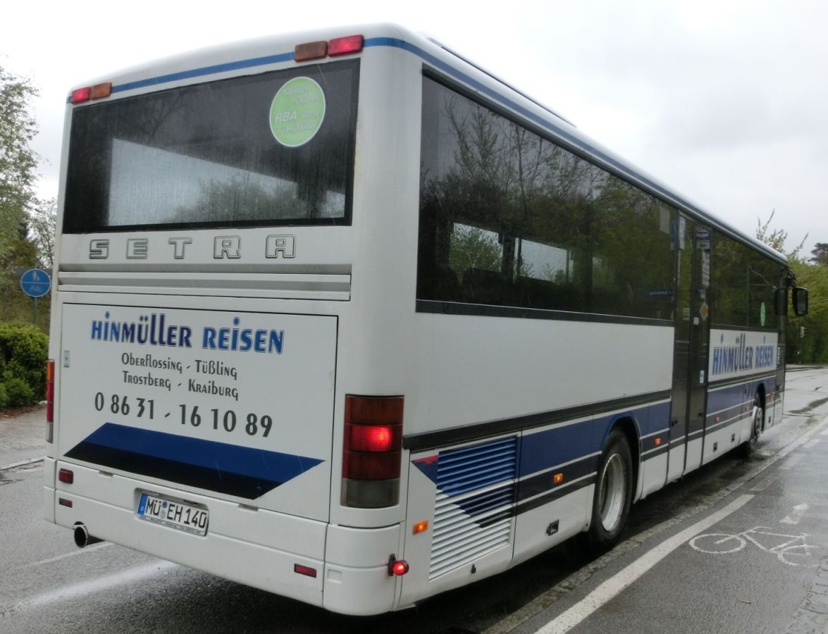 Setra S 315 UL von Hinmüller Reisen aus Oberflossing bei Polling. Er ist eines von mehreren Fahrzeugen dieses Typs, die die RBA Anfang 1996 in ihre Flotte aufnahm - dieses Exemplar lief damals unter dem Kennzeichen A-RV 103. In ihm ist die übliche Linienausstattung vorzufinden: Matrix-Zielanzeige, Fahrerkabine und die Setra-Überlandbestuhlung 'SC'. Da auch der Kinderwagenstellplatz nachträglich mit Sitzen versehen wurde, hat der Bus 53 Sitzplätze. Als Antrieb dient der MB OM 447 hLA mit 184 kW (250 PS) und das ZF-Sechsgang-Schaltgetriebe S 6-85.
Inzwischen trägt das Fahrzeug einen dunkelroten Lack.
Hier wurde er am 18. 4. 2014 beim Schienenersatzverkehr Mühldorf - Waldkraiburg am Waldkraiburger Bahnhof an der Bayernbrücke festgehalten.