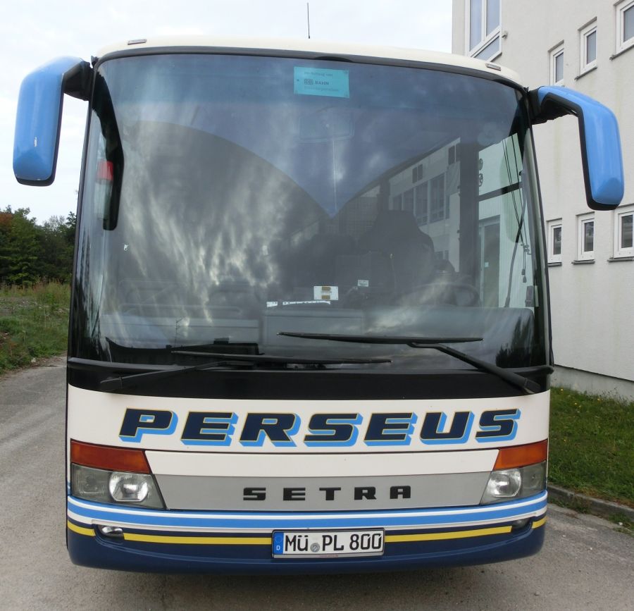 Setra S 317 UL-GT (Baujahr 2003) von Perseus-Reisen aus Neumarkt-St. Veit. 57 Schlafsitze vom Modell Setra Top (mit kippbarer Sitzbank an der Mitteltür; 2 Reiseleitersitze möglich), angebracht auf den 230 mm hohen Podesten, sind in diesem 13,85 m langen Dreiachser verbaut. Auch ein Rollstuhllift am Mitteleinstieg gehört zur Ausstattung. Der Antrieb erfolgt durch den Reihensechszylinder MB OM 457 hLA mit 300 kW (408 PS) (Leistung mittels Chiptuning gesteigert - ca. 450 PS) und das Sechsgang-Schaltgetriebe MB GO 210-6.
Anfang 2015 verabschiedete Perseus den ca. 11-jährigen Bus. Als Ersatz wurde ein neuer Setra S 417 UL-SF beschafft.
Am 29. 9. 2013 konnte ich ihn auf Perseus' Abstellplatz in Waldkraiburg aufnehmen.