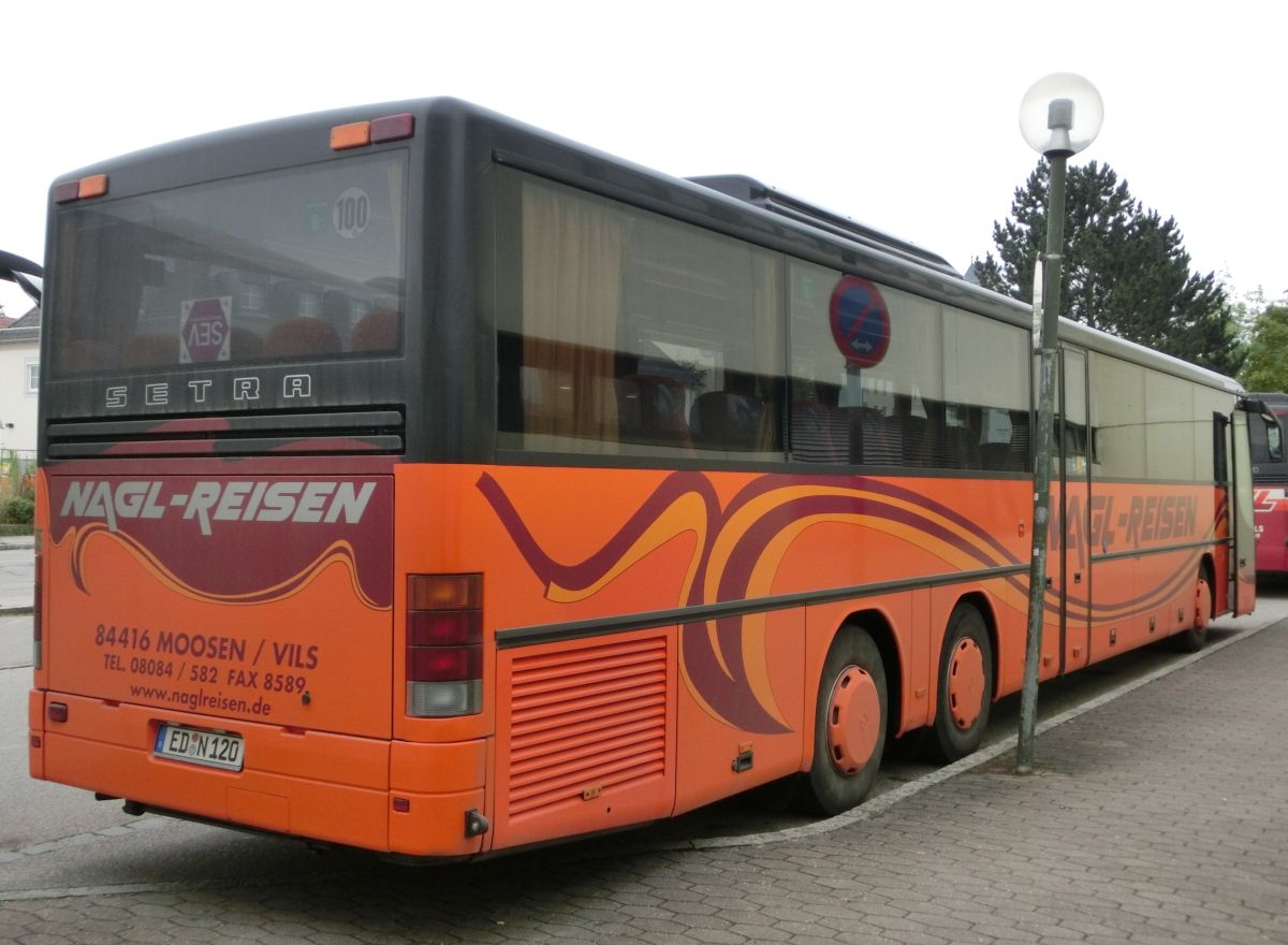 Setra S 319 UL-GT von Nagl-Reisen aus Moosen/Vils bei Taufkirchen/Vils. Er ist aus den Jahrgängen 2005 oder 2006, hat 69+1 Sitzplätze (Ausflugssitze 'Tourist' mit Lederkopfteil und Armlehne) und einen Rollstuhllift am Mitteleinstieg. Als Antrieb dient ein Reihensechszylinder Typ MB OM 457 hLA und ein Sechsgang-Schaltgetriebe, das ebenfalls von MB (Typ GO 210-6) sein dürfte.
Aufnehmen konnte ich ihn hier am 28. 8. 2013 vor dem Bahnhof in Mühldorf/Inn, als er auf einem Schienenersatzverkehr zwischen Mühldorf und Dorfen (Bahnstrecke Mühldorf - München) eingesetzt wurde.