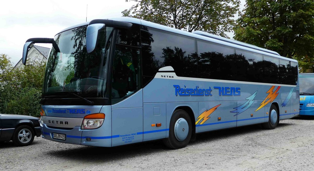 Setra S 415 GT von  Reisedienst HENS  steht auf der Veterama-Parkplatz in Mannheim im Oktober 2016