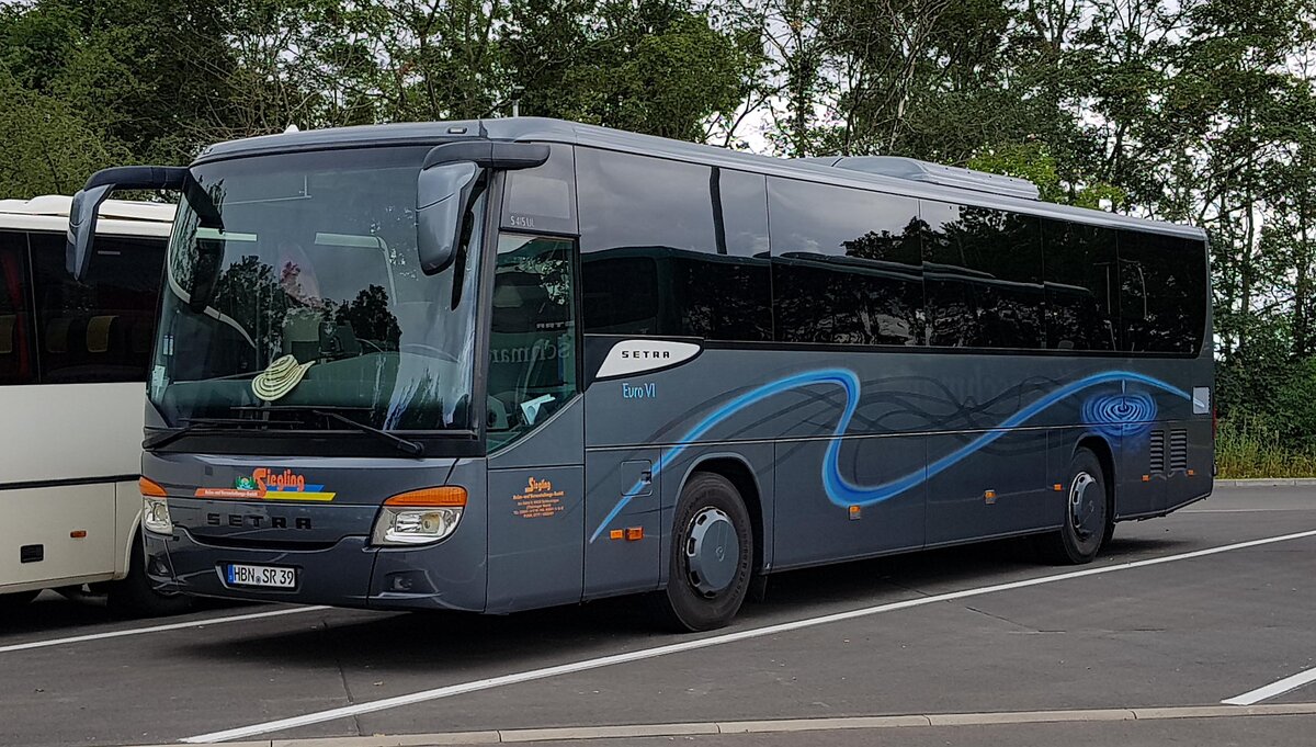 Setra S 415 SL vom Busunternehmen SIEGLING steht im August 2021 auf dem Parkplatz der BuGa in Erfurt