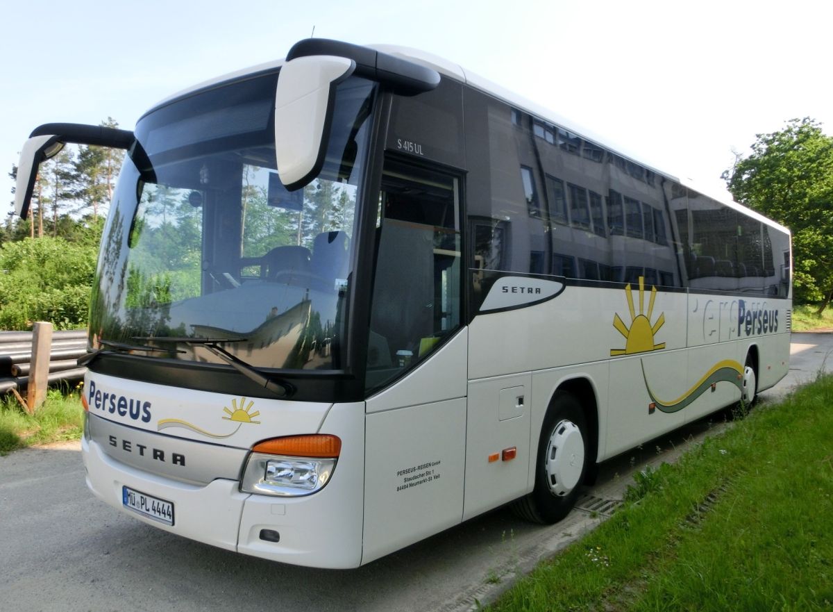 Setra S 415 UL-SF von Perseus-Reisen aus Neumarkt-St. Veit. Der 2012 gebaute Kombibus hat 49 Schlafsitze Modell 'Route' (kippbare Sitzbank am Mitteleinstieg, zusätzl. 2 Reiseleitersitze möglich), die auf erhöhten Podesten montiert sind, eine Matrix-Zielanzeige vorne, rechts (je groß) und hinten (Liniennr.) und einen Rollstuhllift am Mitteleinstieg. Angetrieben wird er von einem Reihensechszylinder Typ MB OM 457 hLA (BlueTecEEV) mit 260 kW (354 PS) und dem Sechsgang-Schaltgetriebe MB GO 190-6.
Diese Aufnahme konnte ich am 25. 5. 2014 auf dem Abstellplatz in Waldkraiburg anfertigen.