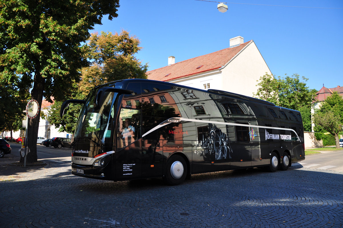 Setra S 517 HD  New York  von Hffmann Reisen aus der BRD in Krems gesehen.